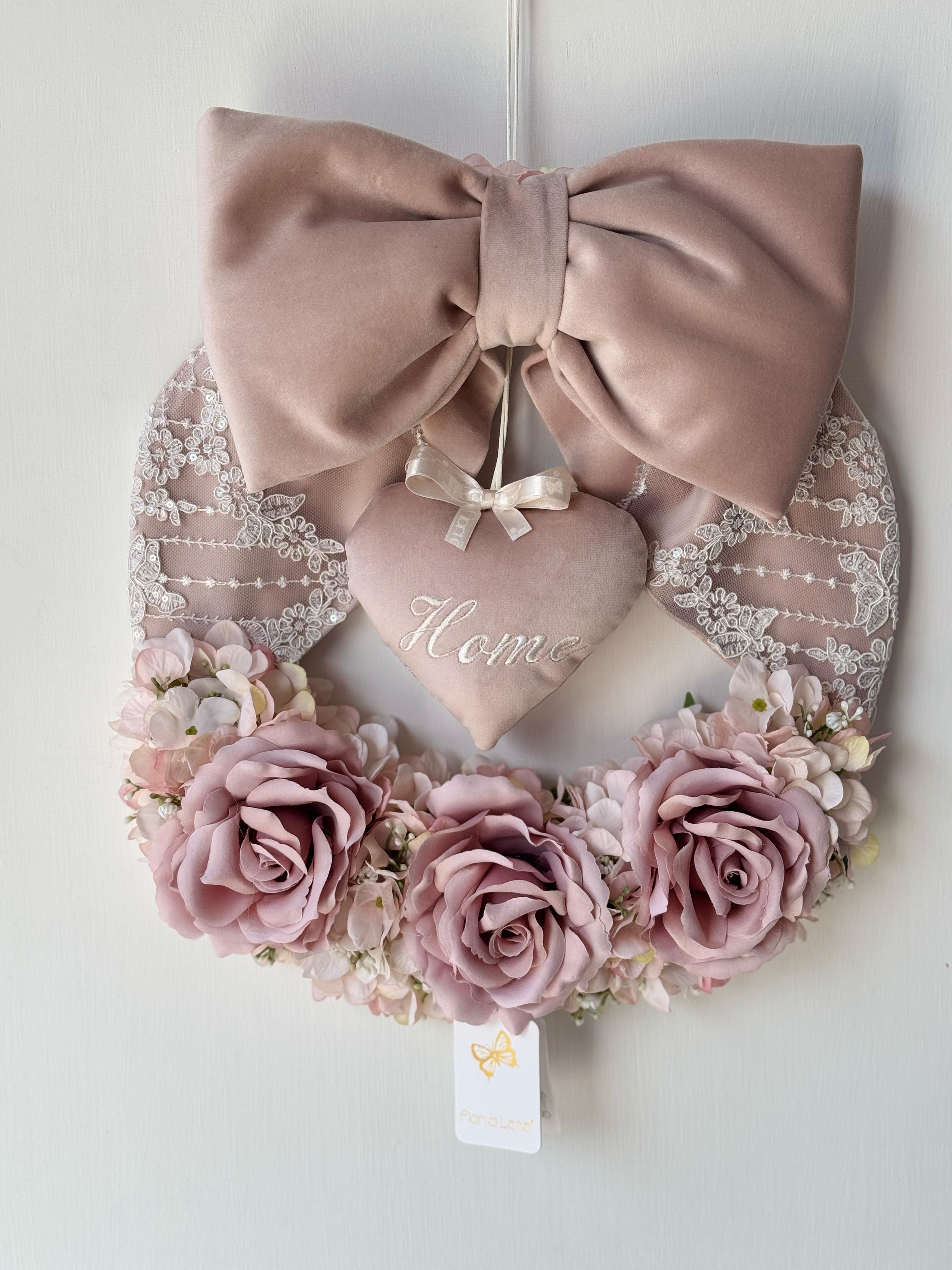Ghirlanda di rose in tessuto con pizzo,fiocco e cuore ricamato - diam 35 cm - Fiori di Lena